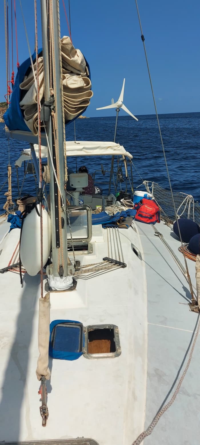 Zet koers naar plezier: een hele dag authentiek zeilen in Sliema op een zeilboot.