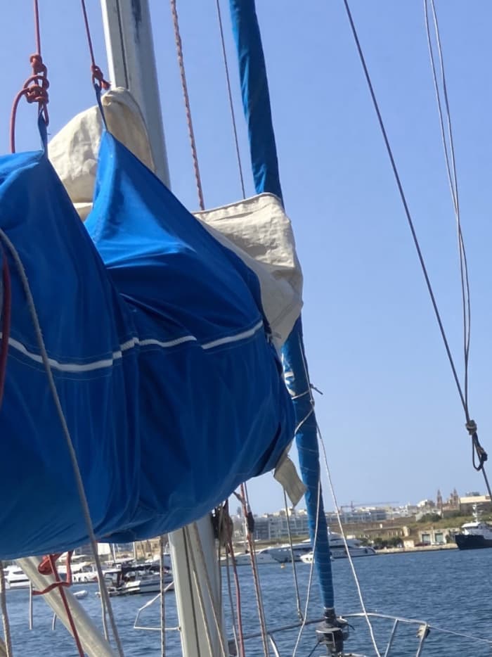 Zet koers naar plezier: een hele dag authentiek zeilen in Sliema op een zeilboot.
