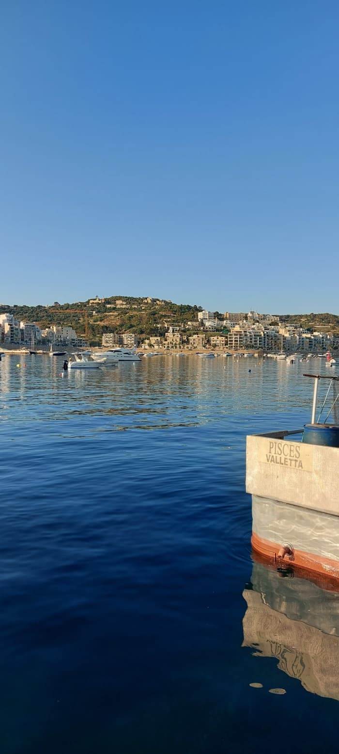 Zet koers naar plezier: een hele dag authentiek zeilen in Sliema op een zeilboot.