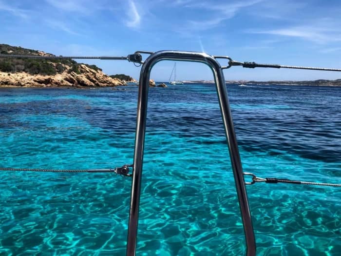 Zet koers naar plezier: een hele dag authentiek zeilen in Cala Bitta op een zeilboot.