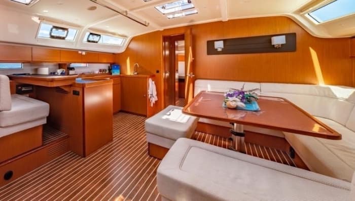 Zet koers naar plezier: een hele dag authentiek zeilen in Cala Bitta op een zeilboot.