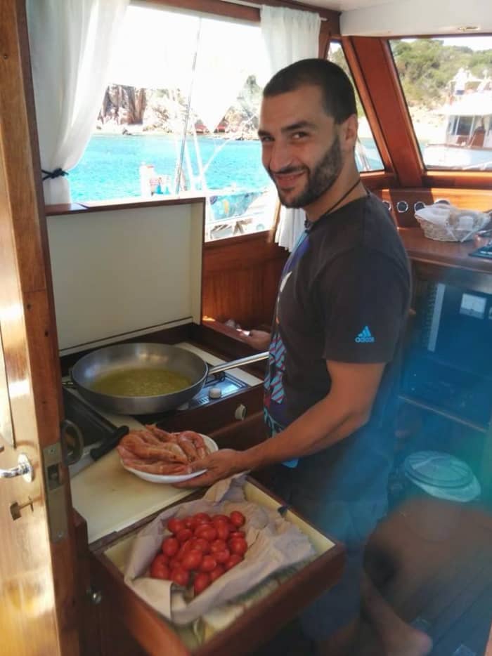 Utforska La Maddalena med båt: en heldag på vattnet ombord på ett veteranfartyg.