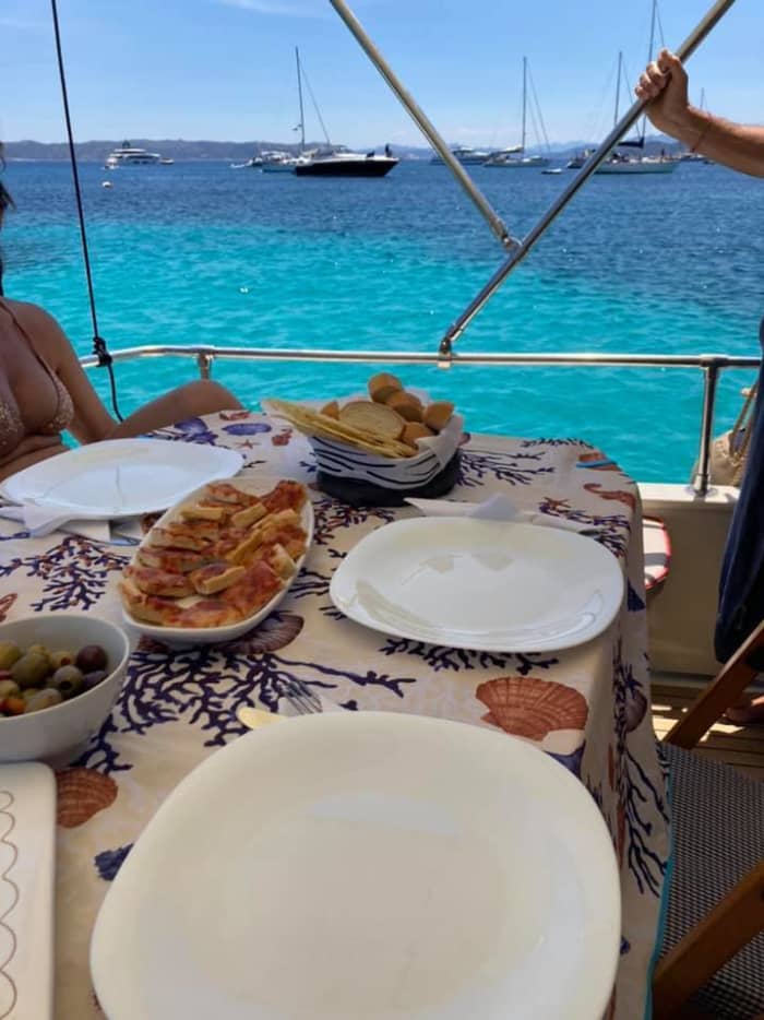 Utforska La Maddalena med båt: en heldag på vattnet ombord på ett veteranfartyg.