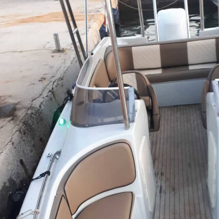 Tómese medio día para relajarse en una lancha motora en Budva.