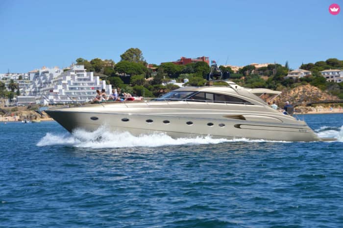 Fuga nelle grotte di Benagil: un'esperienza di un giorno intero in yacht
