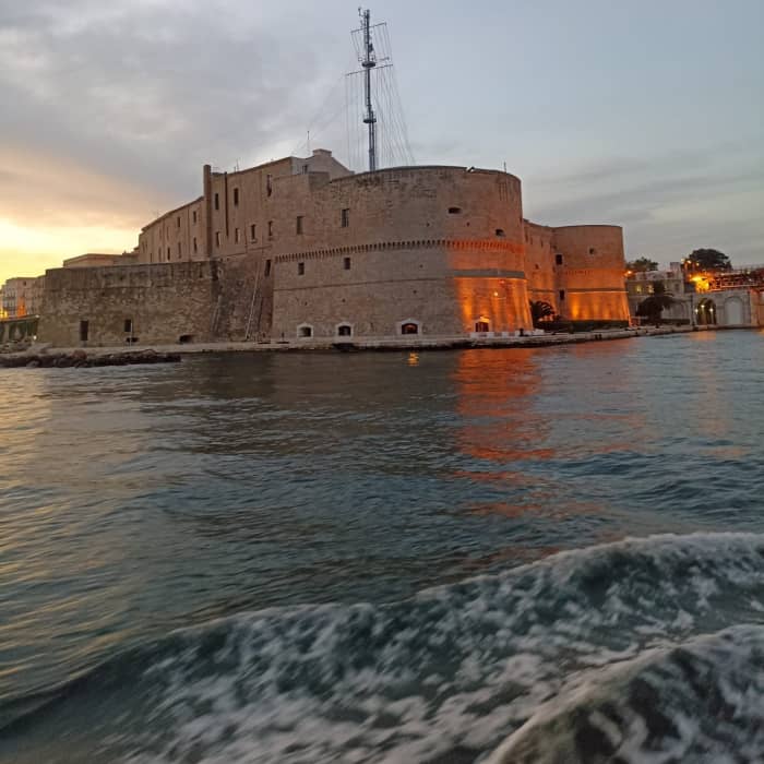 TARANTO FROM THE SEA: A CATAMARAN TOUR BETWEEN TWO SEAS