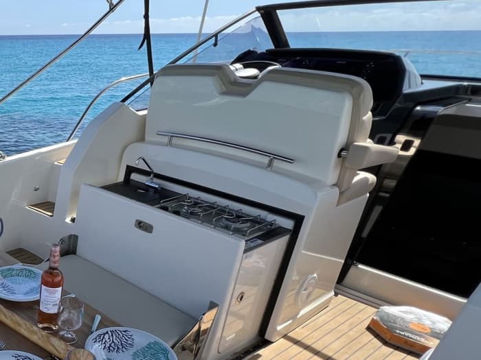 Quicksilver 875 rental in Menorca | Discover its coves on a full day trip
