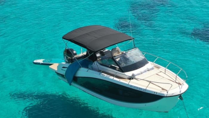 Quicksilver 875 rental in Menorca | Discover its coves on a full day trip