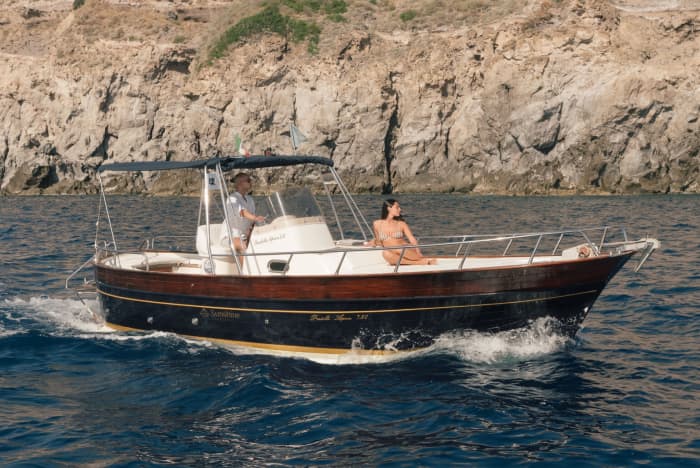 Scopri Ischia a bordo di un motoscafo per 7 ore