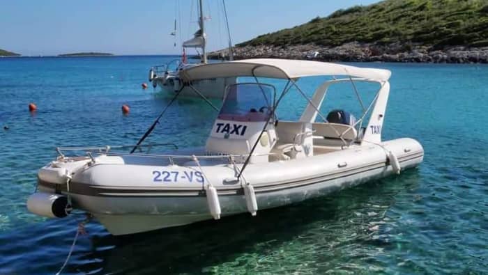 Votre journée à Vis : louez un bateau à moteur pour 9 heures de découverte.