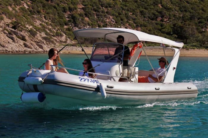 Votre journée à Vis : louez un bateau à moteur pour 9 heures de découverte.