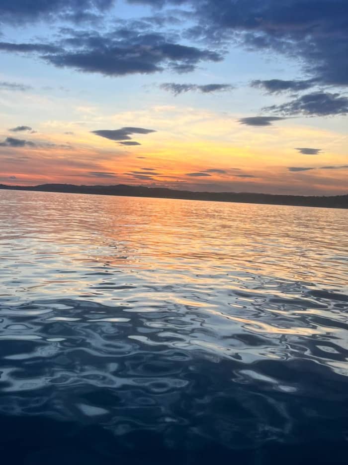 Segeln bei Sonnenuntergang in der idyllischen Bucht von Villefranche-sur-Mer