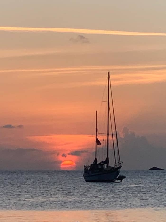 Segeln bei Sonnenuntergang in der idyllischen Bucht von Villefranche-sur-Mer