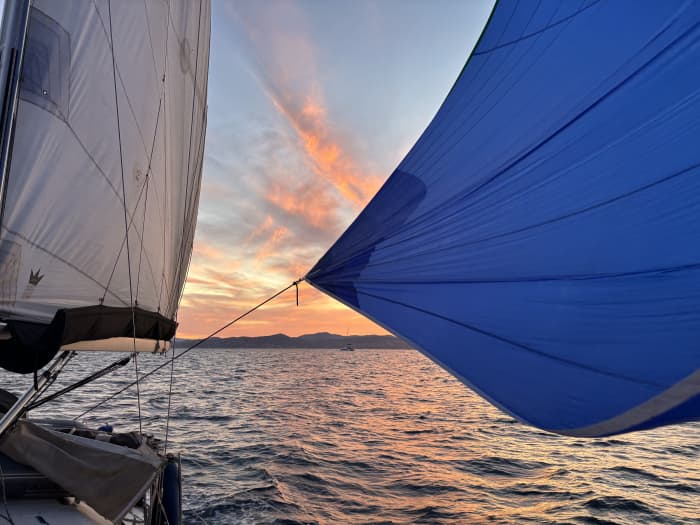 Segelkreuzfahrten an Bord einer 12 Meter langen Segelyacht mit professionellem Skipper