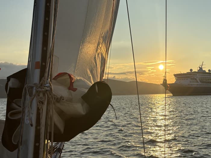 Segelkreuzfahrten an Bord einer 12 Meter langen Segelyacht mit professionellem Skipper