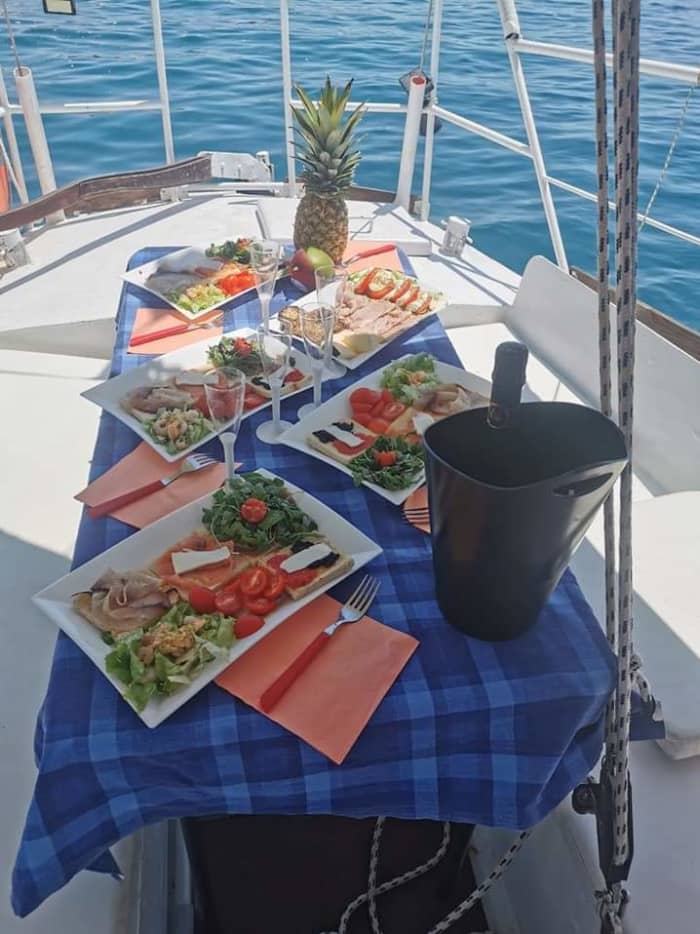 Ein Tag in Scoglitti auf einem Motorboot