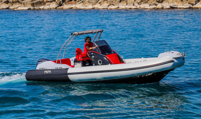 Enjoy the sun on a 8h boat trip in Kalamata