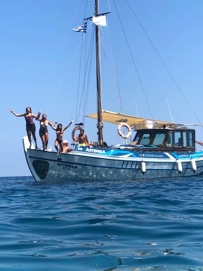 Le rythme de Skiathos : des moments inoubliables sur un voilier