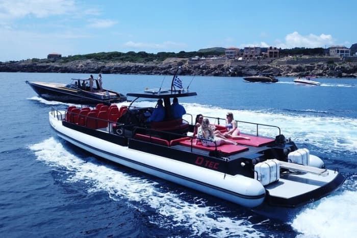 Découvrez les rivages de Zakynthos : une excursion d'une journée complète à bord d'un bateau à moteur