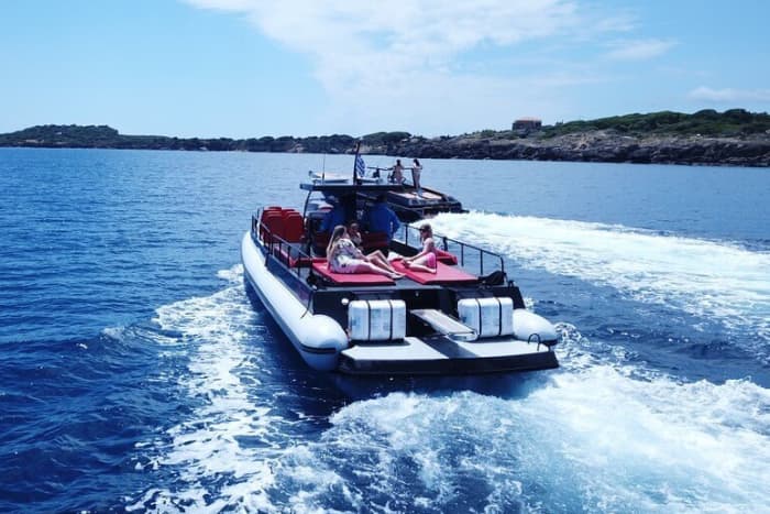 Découvrez les rivages de Zakynthos : une excursion d'une journée complète à bord d'un bateau à moteur