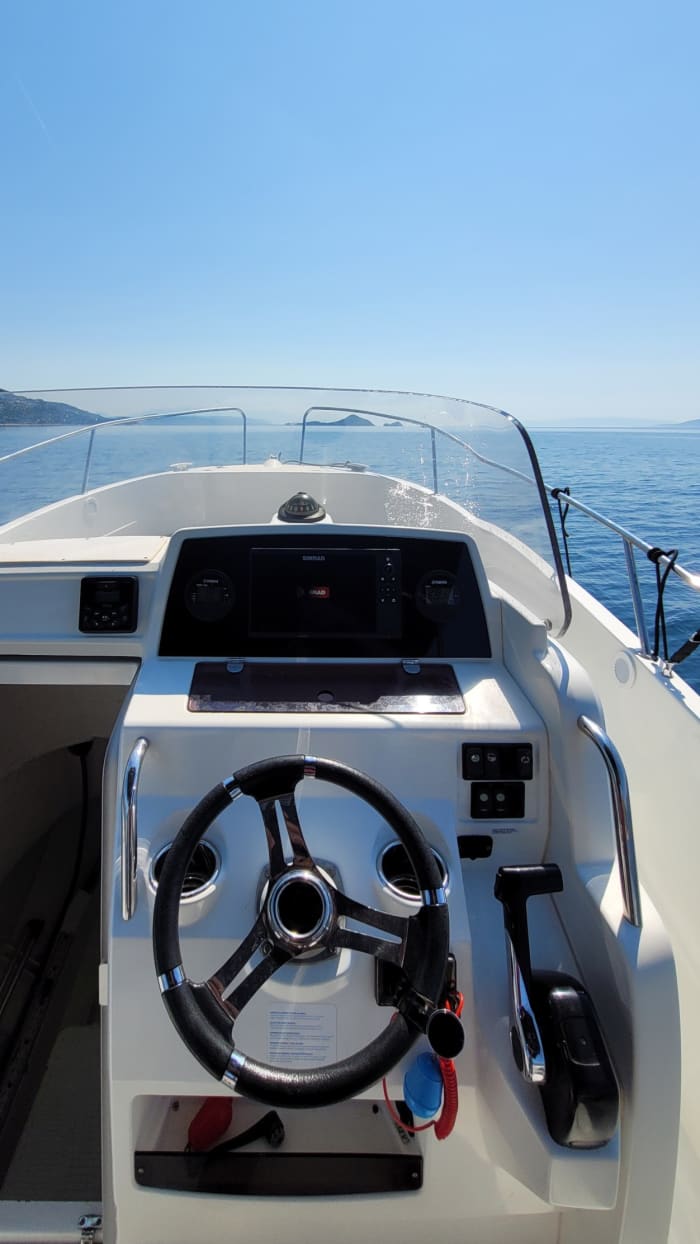 Ihr Tag in Vinišće: Mieten Sie ein Motorboot für 9 Stunden Entdeckungstour
