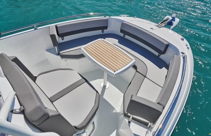 Ihr Tag in Vinišće: Mieten Sie ein Motorboot für 9 Stunden Entdeckungstour