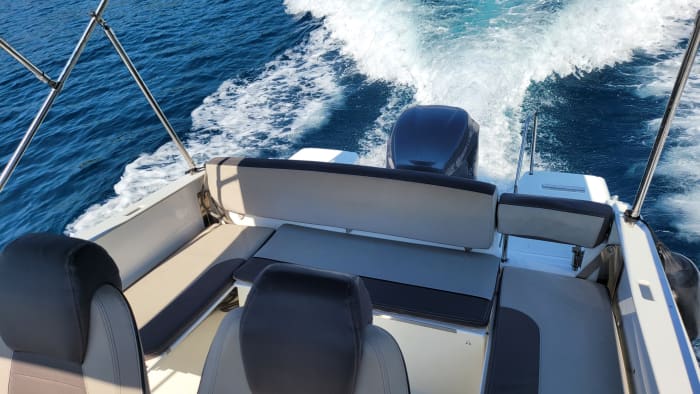 Ihr Tag in Vinišće: Mieten Sie ein Motorboot für 9 Stunden Entdeckungstour
