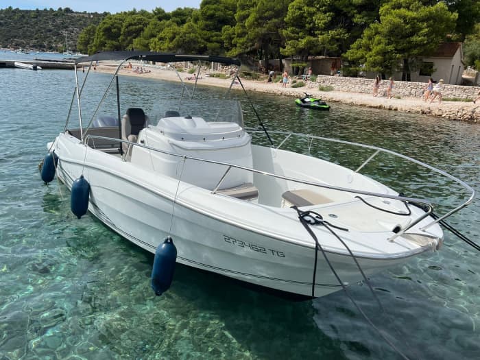 Ihr Tag in Vinišće: Mieten Sie ein Motorboot für 9 Stunden Entdeckungstour