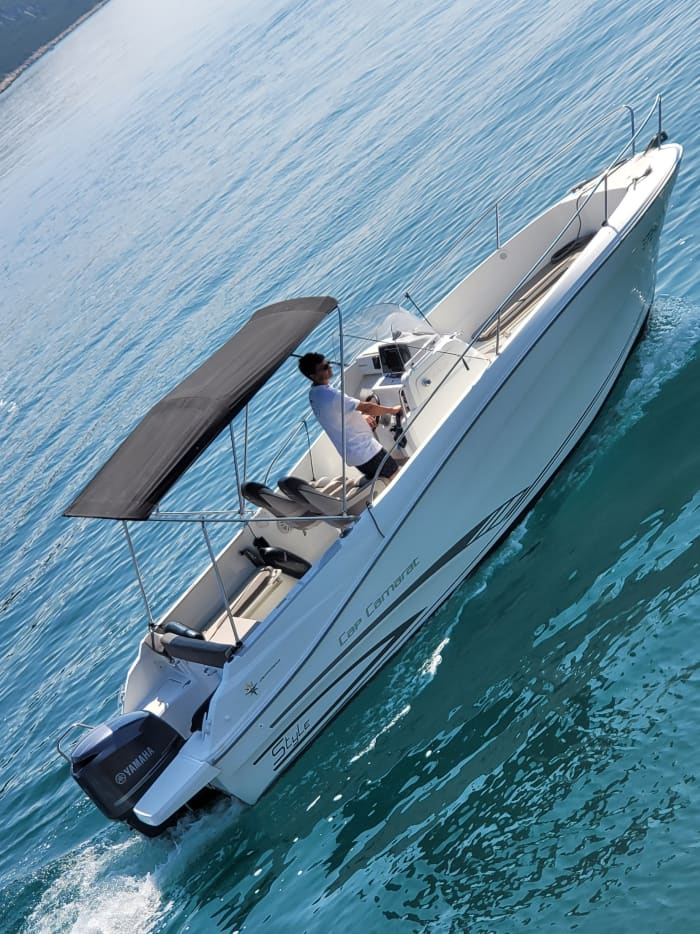 Ihr Tag in Vinišće: Mieten Sie ein Motorboot für 9 Stunden Entdeckungstour