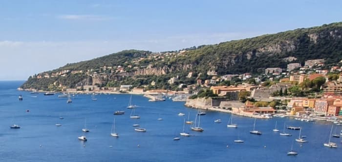 Esplora i gioielli della costa e nuota in calette meravigliose.