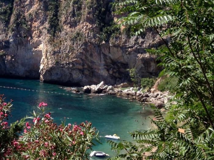 Esplora i gioielli della costa e nuota in calette meravigliose.