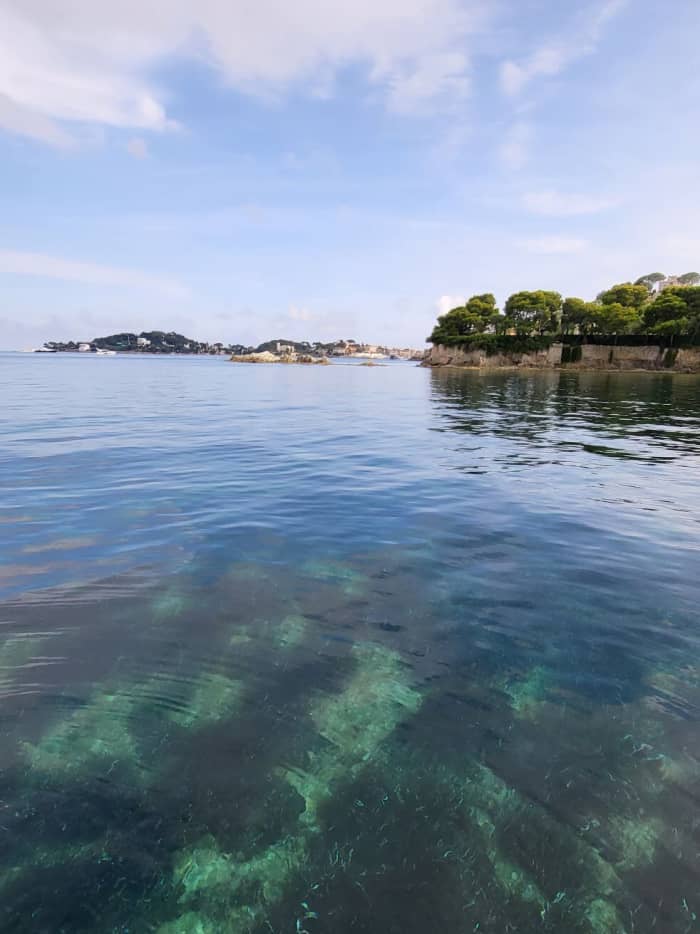 Esplora i gioielli della costa e nuota in calette meravigliose.