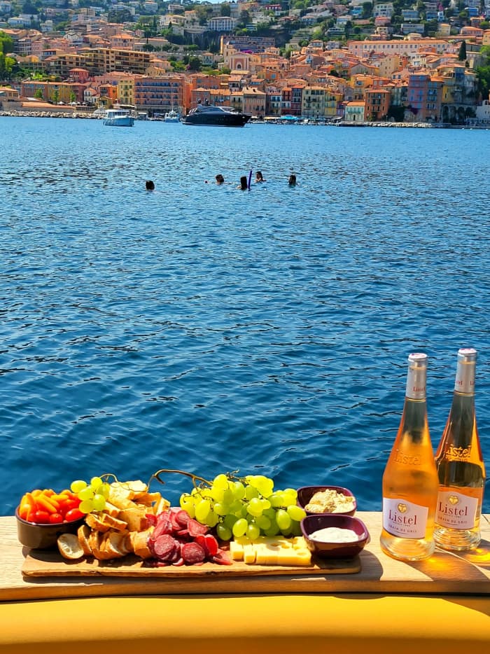 Esplora i gioielli della costa e nuota in calette meravigliose.