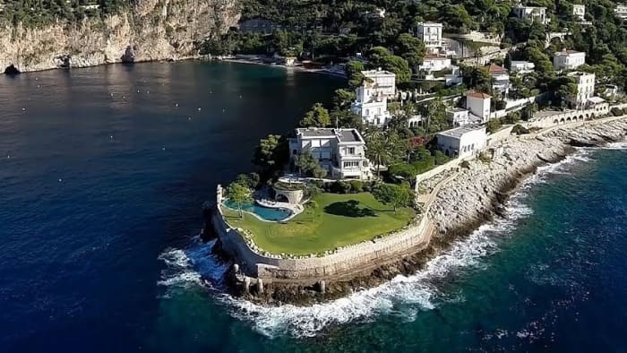 Esplora i gioielli della costa e nuota in calette meravigliose.