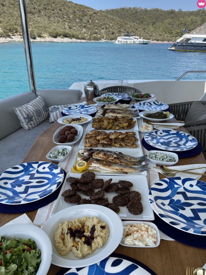 Croisière au coucher du soleil à Bodrum – Baie de Cennet, Baie de Hattat et Türkbükü