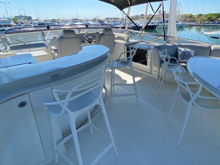 Heading to Cannes: 8 hours of refined luxury on a private yacht