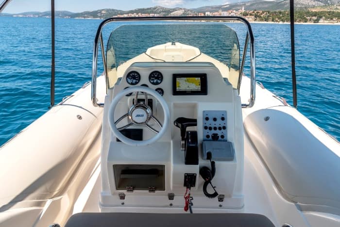 Duik in het kristalheldere water: een complete dagtrip rond Trogir