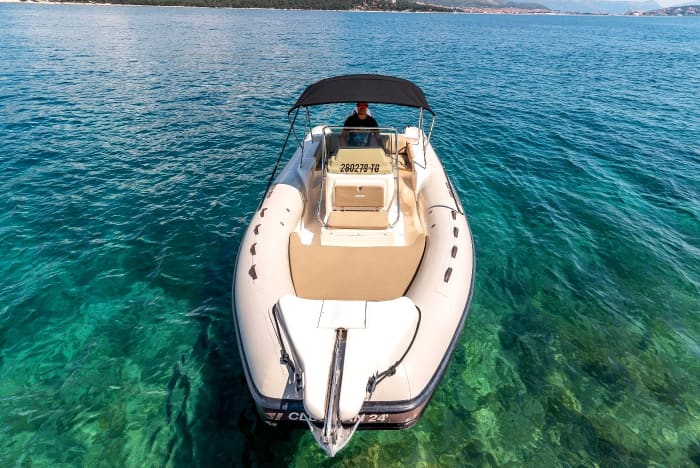 Duik in het kristalheldere water: een complete dagtrip rond Trogir