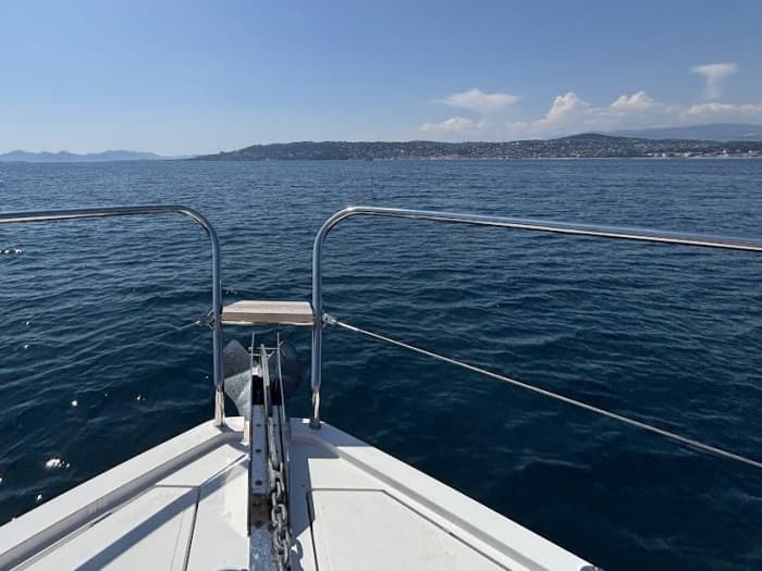 Évadez-vous une journée à bord de Sterna et découvrez les îles de Lérins et les criques envoûtantes de la Côte d’Azur.