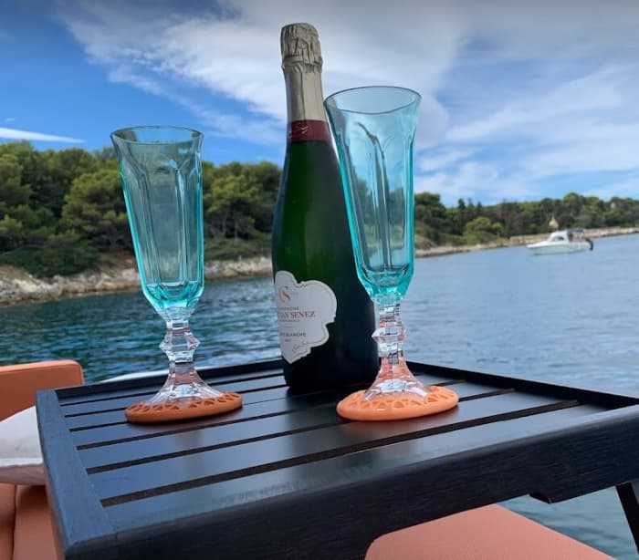 Évadez-vous une journée à bord de Sterna et découvrez les îles de Lérins et les criques envoûtantes de la Côte d’Azur.