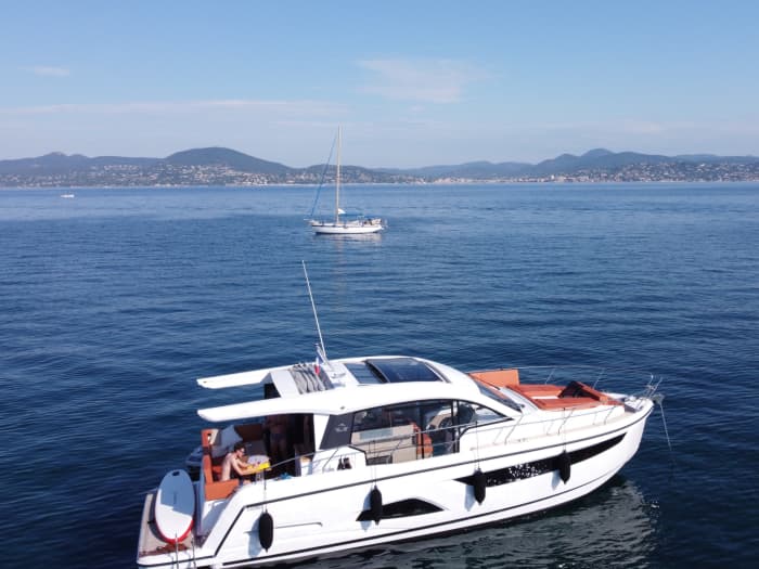Évadez-vous une journée à bord de Sterna et découvrez les îles de Lérins et les criques envoûtantes de la Côte d’Azur.
