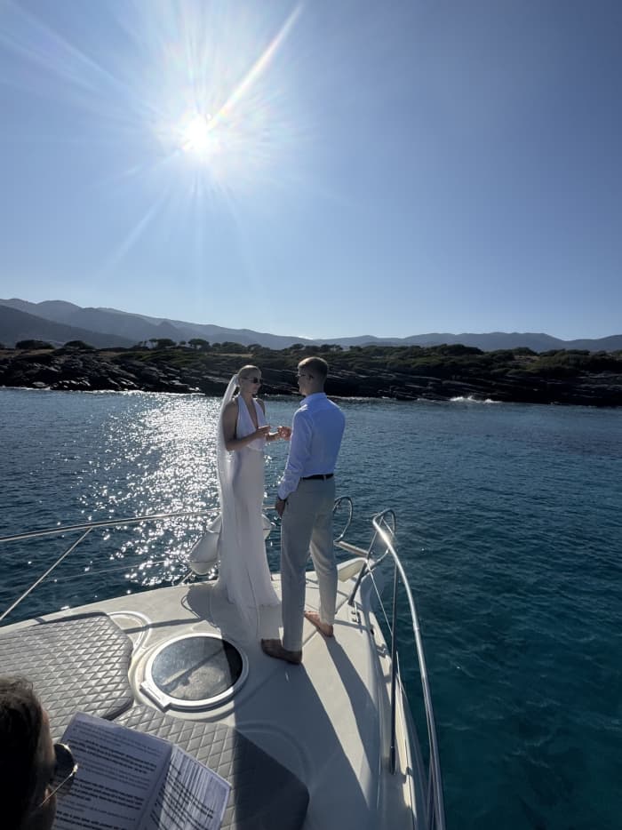 Découvrez Agios Nikolaos à bord d'un yacht de luxe