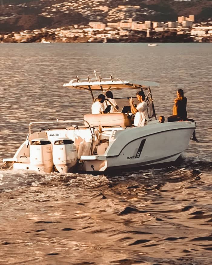 Full-day motorboat rental in Les Trois-Îlets