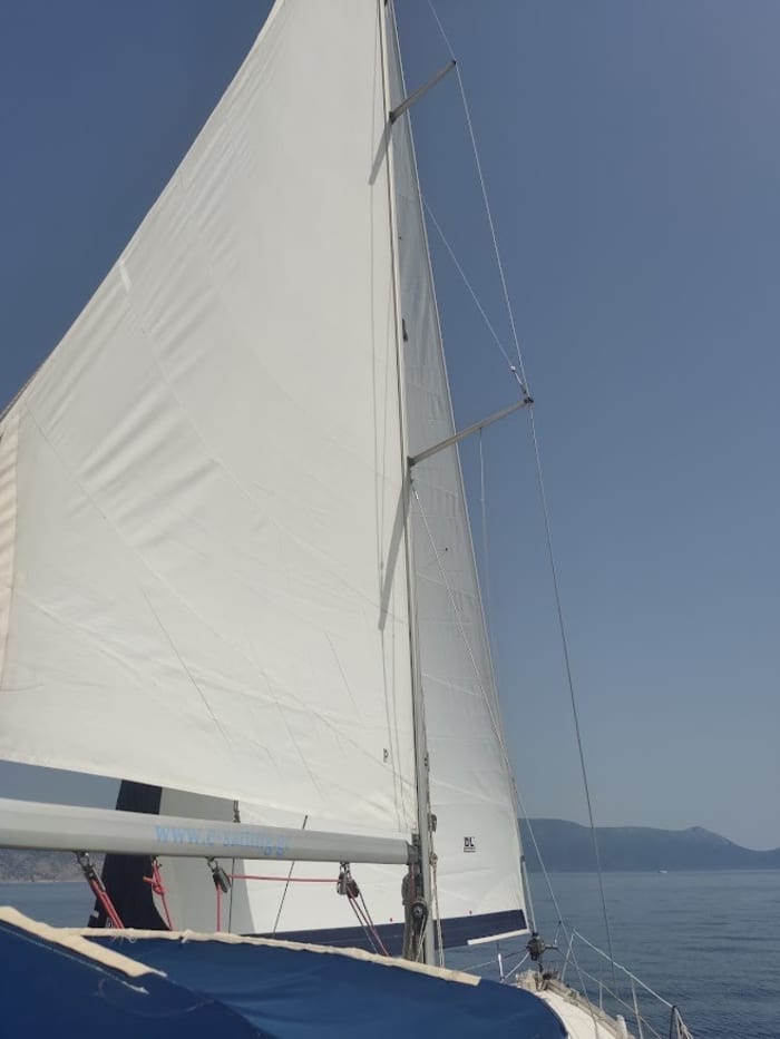 Yate de vela privado de medio día en Halkidiki