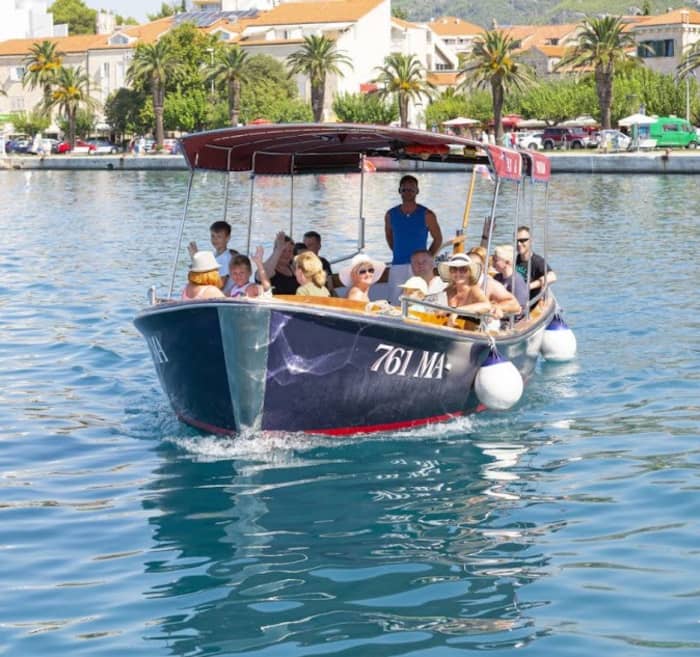 Explore the hidden bays of Makarska on a motorboat