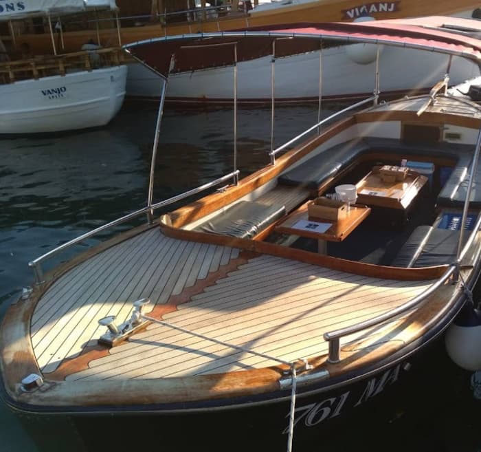 Explore the hidden bays of Makarska on a motorboat