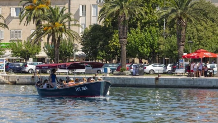Explore the hidden bays of Makarska on a motorboat
