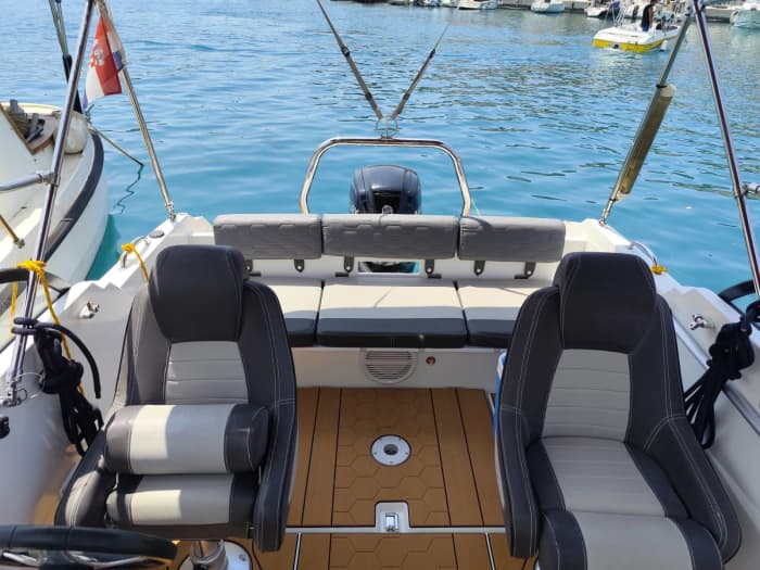 Esplora le baie nascoste di Makarska a bordo di un motoscafo.