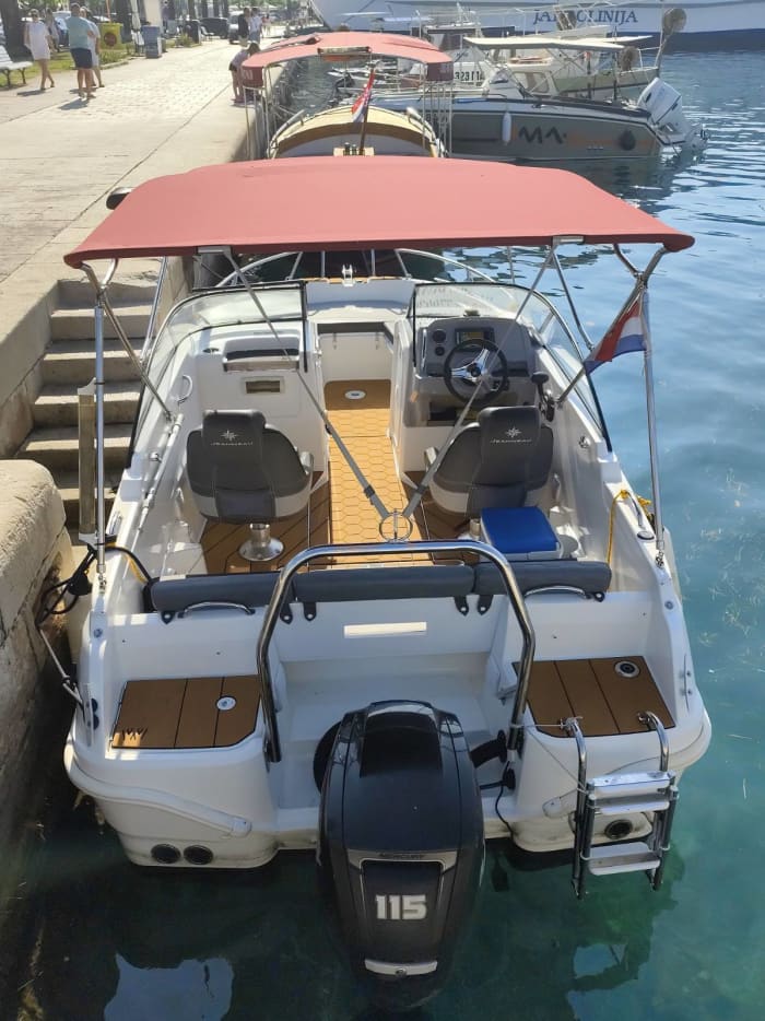 Esplora le baie nascoste di Makarska a bordo di un motoscafo.