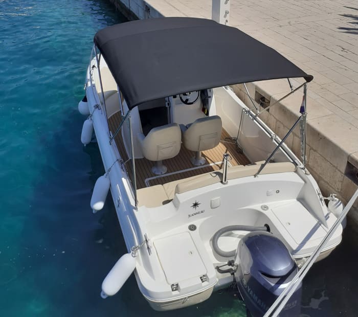 Your day in Makarska: Rent a motorboat for 9h of discovery
